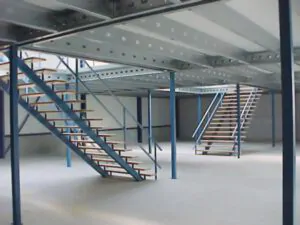De beukenhouten trap, een sieraad in je winkel of opslagruimte