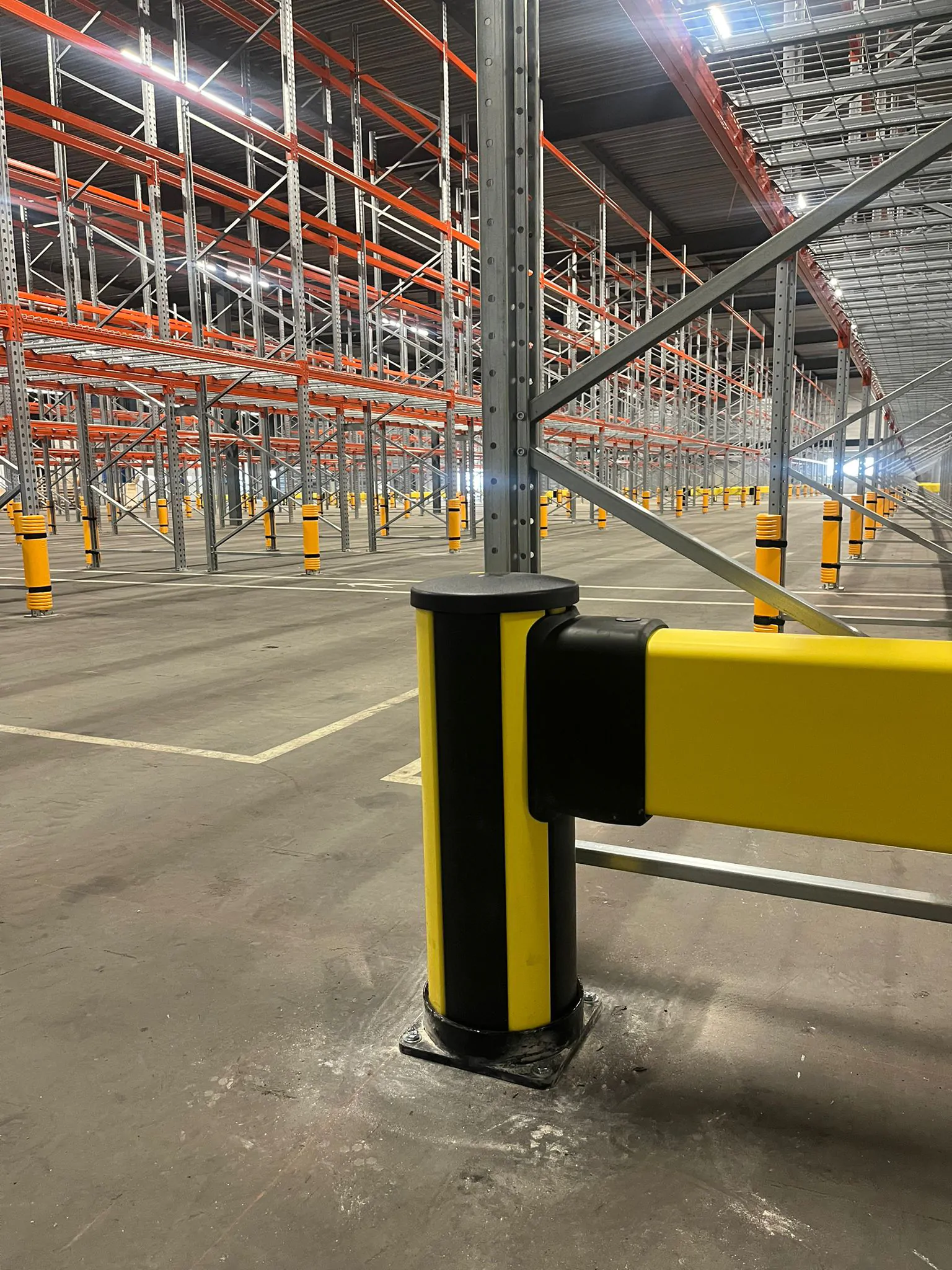 1 LOSSE AANRIJBEVEILIGING, VAN 2,5 M BREED EN 0,61M HOOG (kunststof) - Afbeelding 4