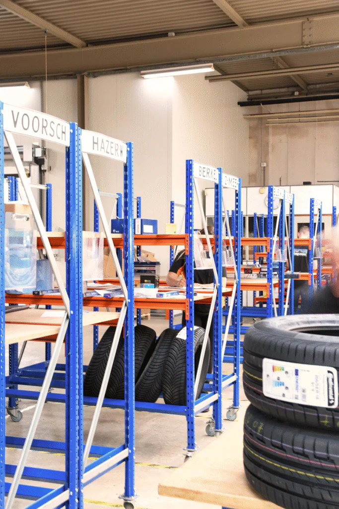 Routekarren voor het klaarzetten van online bestellingen in een regio