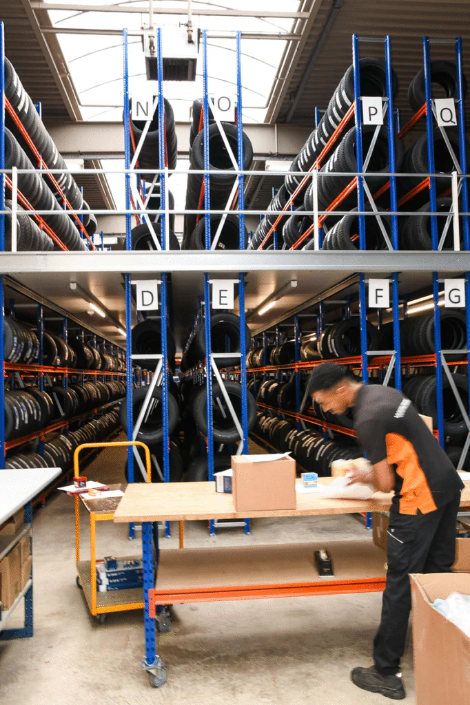 werktafel voor het samenstellen en inpakken van producten